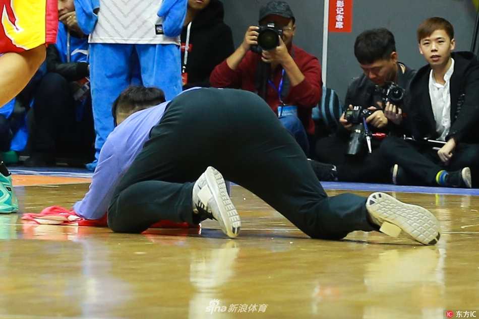 从少林武僧到CBA名人堂擦地工:孟飞的极速人生 在新疆与吉林对战的CBA赛场上,孟飞眼神专注如鹰隼,双腿跪地瞬间启动,手中的蓝色毛巾仿佛战士的武器,即将擦去地板上那一片晶莹的汗渍。