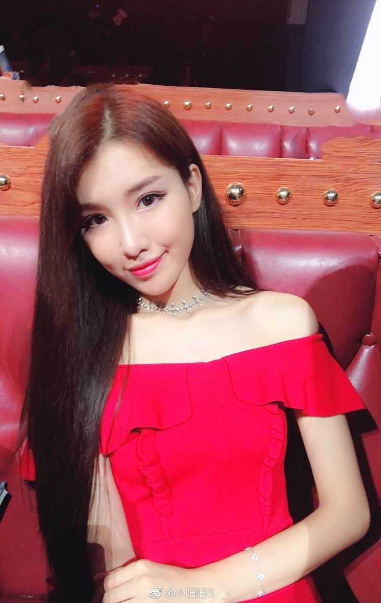 从模特到珠宝设计师:郭艾伦前女友马阳阳的华丽蜕变 马阳阳身穿白色露肩装录制节目,肌肤如雪笑容甜美,在舞台灯光下整个人仿佛会发光