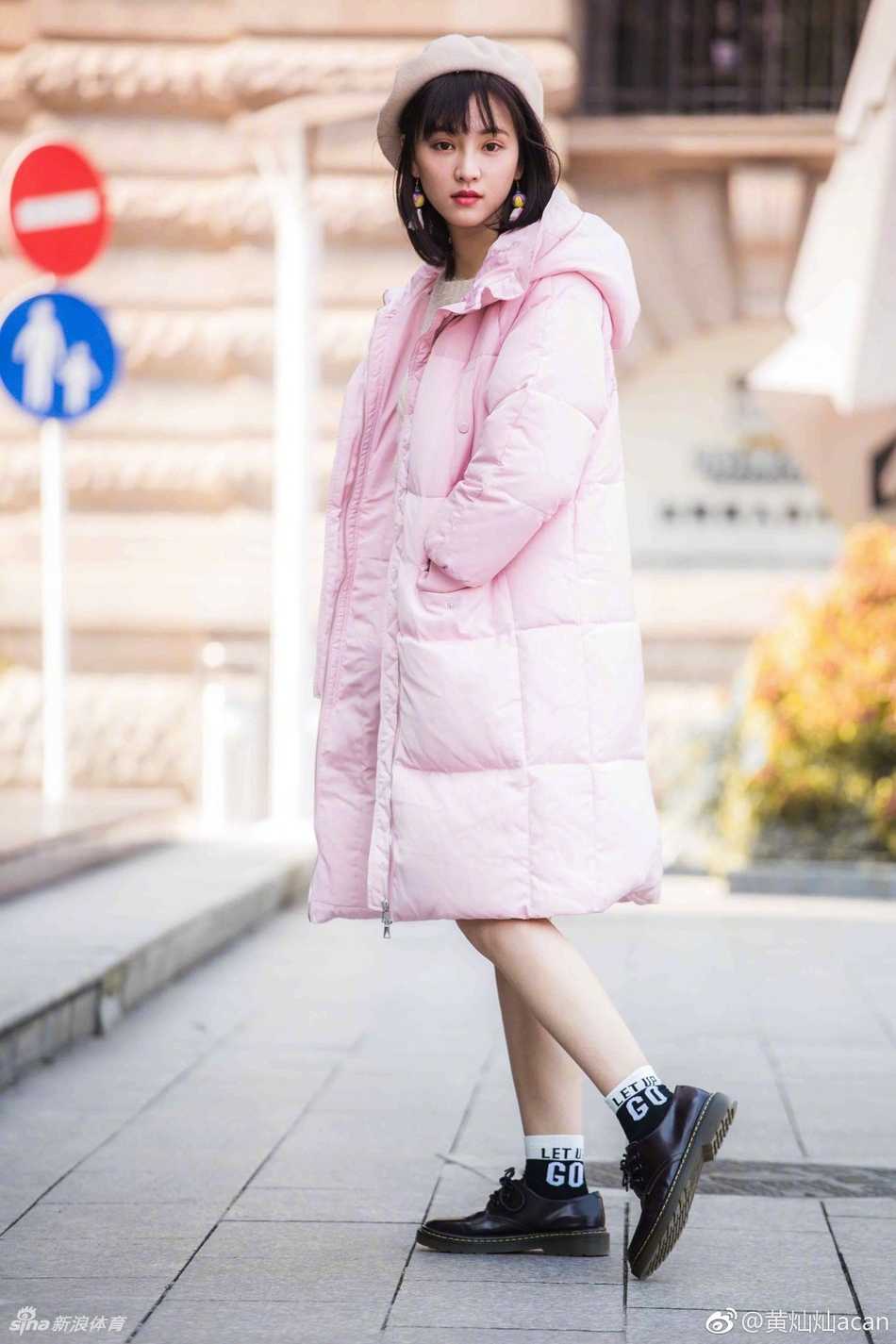 从樱花女神到实力演员 黄灿灿的十年蜕变 黄灿灿穿着休闲外套坐在场边,双手交叠搭在膝盖上,嘴角带着浅浅笑意,仿佛正在和场上的朋友交谈。