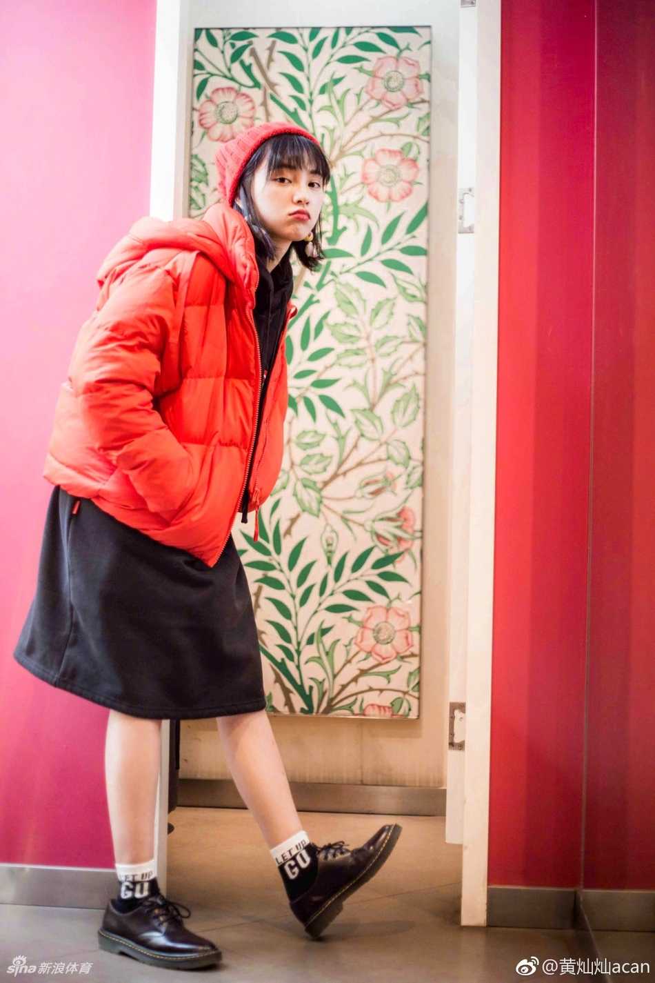 从樱花女神到实力演员 黄灿灿的十年蜕变 球场上逆光回眸的黄灿灿,发丝被光线勾勒出金色轮廓,侧脸线条柔和却带着一股不服输的劲头。