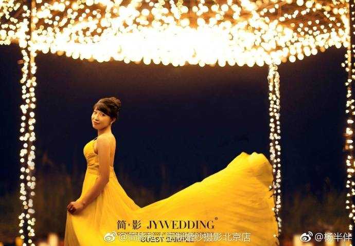 杨半伴与丈夫甜蜜依偎，两人脸上洋溢着幸福的笑容，背景的温馨装饰与她的精致妆容相得益彰。