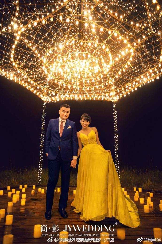 杨半伴与新郎在婚礼仪式上交换戒指的特写，她的手纤细而有力，这双手曾无数次掌控赛场，此刻正被温柔紧握。