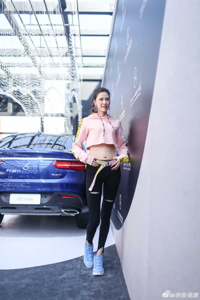 从球场霸主到时尚女神:前女篮国手许诺的跨界风采 许诺身穿粉色露脐装,盈盈笑意中透着飒爽,高挑身材与豪车相映成辉,一双笔直美腿格外吸睛。