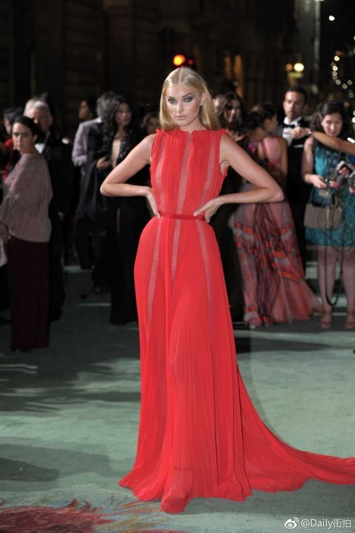 从瑞典女篮到红毯女王:艾尔莎·霍斯卡的跨界人生 艾尔莎在米兰的街头漫步,红裙的裙摆随风轻扬,背景是古老的欧式建筑,她仿佛从古典油画中走出的现代缪斯,动静皆宜。