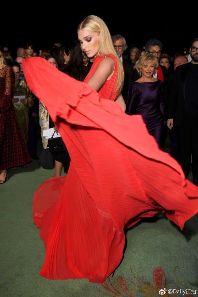 从瑞典女篮到红毯女王:艾尔莎·霍斯卡的跨界人生 最后一张图中,艾尔莎在室内灯光下凝视镜头,红裙的细节与她的金发形成强烈视觉冲击,整个人散发着由内而外的健康光泽,那是属于前运动员的挺拔与超模的优雅交织出的独特气质。