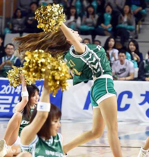 身姿挺拔的申秀智轻松完成侧位高抬腿，将艺术体操运动员的优雅气质与完美身材比例展现得淋漓尽致