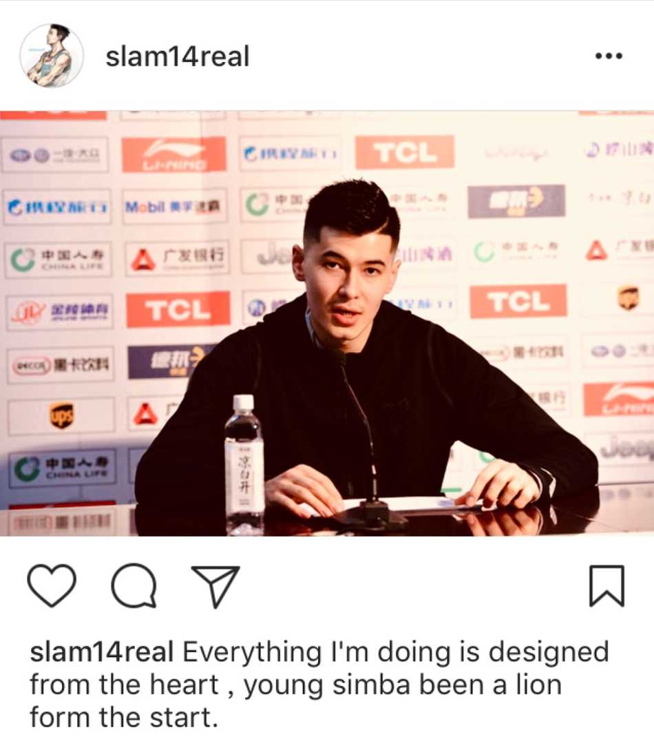 从阿勒泰走出的篮球画家阿不都沙拉木正在描绘属于自己的宏伟蓝图 阿不都沙拉木在训练馆里抱着篮球望向远方,窗外夕阳的余晖洒在他身上,映照出一名职业球员的坚守与梦想