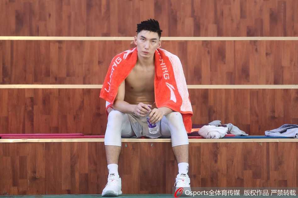 外线射手群在三分线外架起炮台，皮球划过一道道优美弧线空心入网，仿佛预示着新赛季新疆队将用猛烈的远程火力覆盖整个联盟。