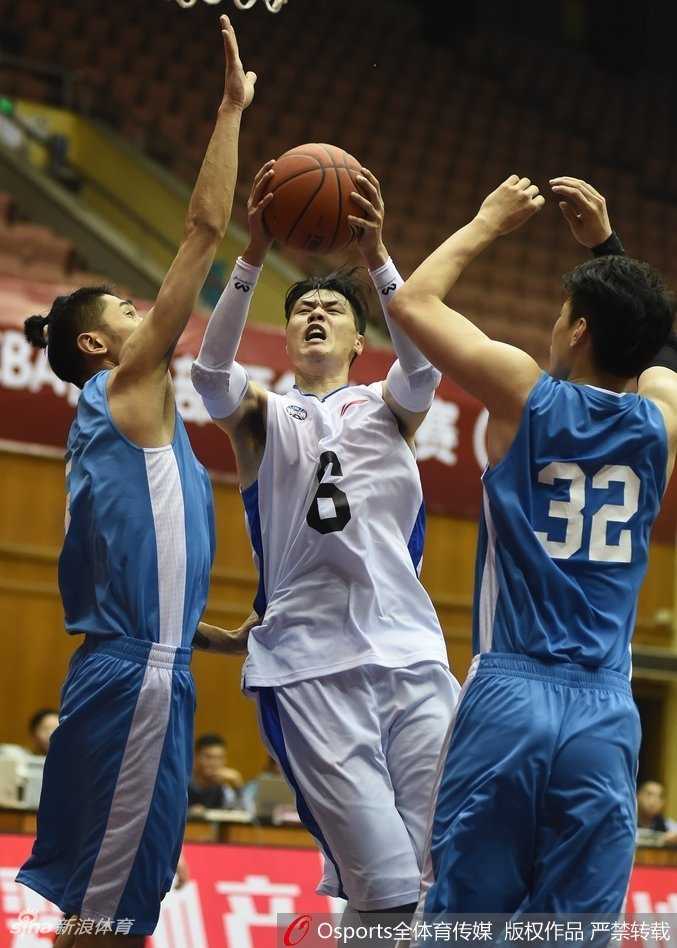 场上暂停期间，独自坐在替补席的贺天举目光望向远处，仿佛在透过球场回忆往昔的辉煌，又或是在思考如何才能彻底战胜伤病回到巅峰。