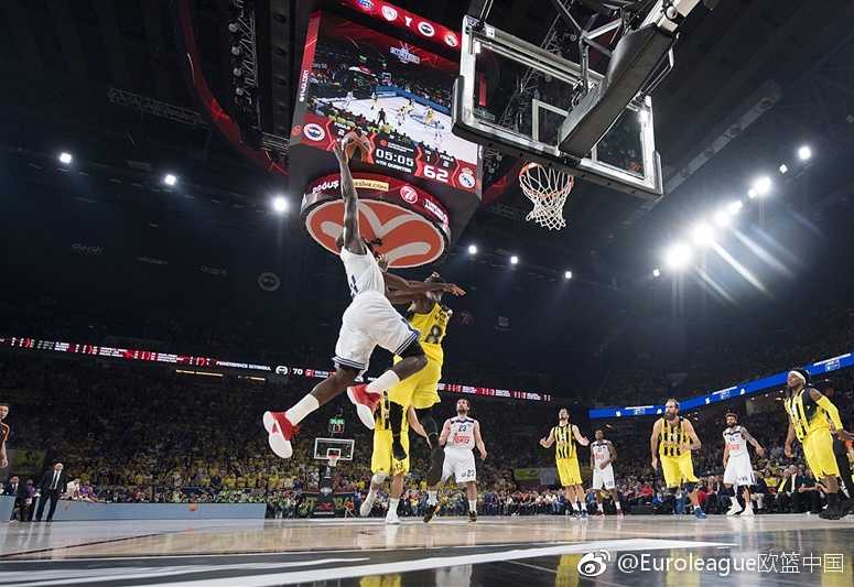 奥林匹亚科斯球员激情庆祝逆转，他们在下半场掀起了疯狂反扑将卫冕冠军淘汰出局