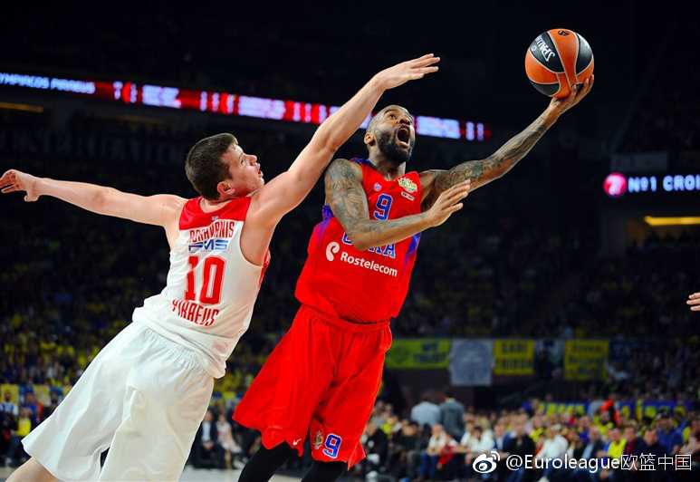 埃克佩乌多左手抱着奖杯右手抱着自己荣获的Final Four MVP奖杯，表情冷峻坚毅是费内巴切夺冠的绝对功臣