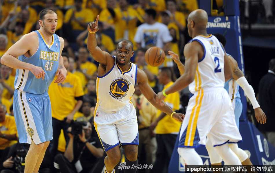 休城“神鸟”永不降落,卡尔·兰德里NBA生涯的热血与荣光 转战金州勇士队后,兰德里在场上霸气怒吼,他丰富的经验和稳定的发挥成为了那支青年军替补席上不可或缺的领袖。