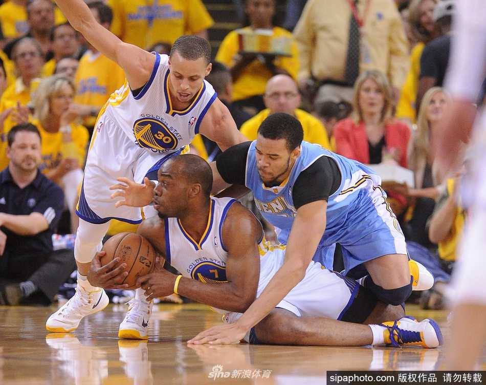 休城“神鸟”永不降落,卡尔·兰德里NBA生涯的热血与荣光 转战新奥尔良黄蜂队的兰德里,在比赛中面对严防伺机而动,他的存在为球队的内线轮换增添了重要的深度和硬度。