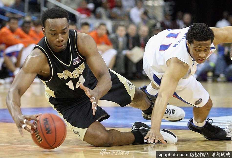 休城“神鸟”永不降落,卡尔·兰德里NBA生涯的热血与荣光 身披火箭战袍的兰德里神情专注,他身后的红色背景与姚明的身影,勾起了无数球迷对那段激情岁月的回忆。