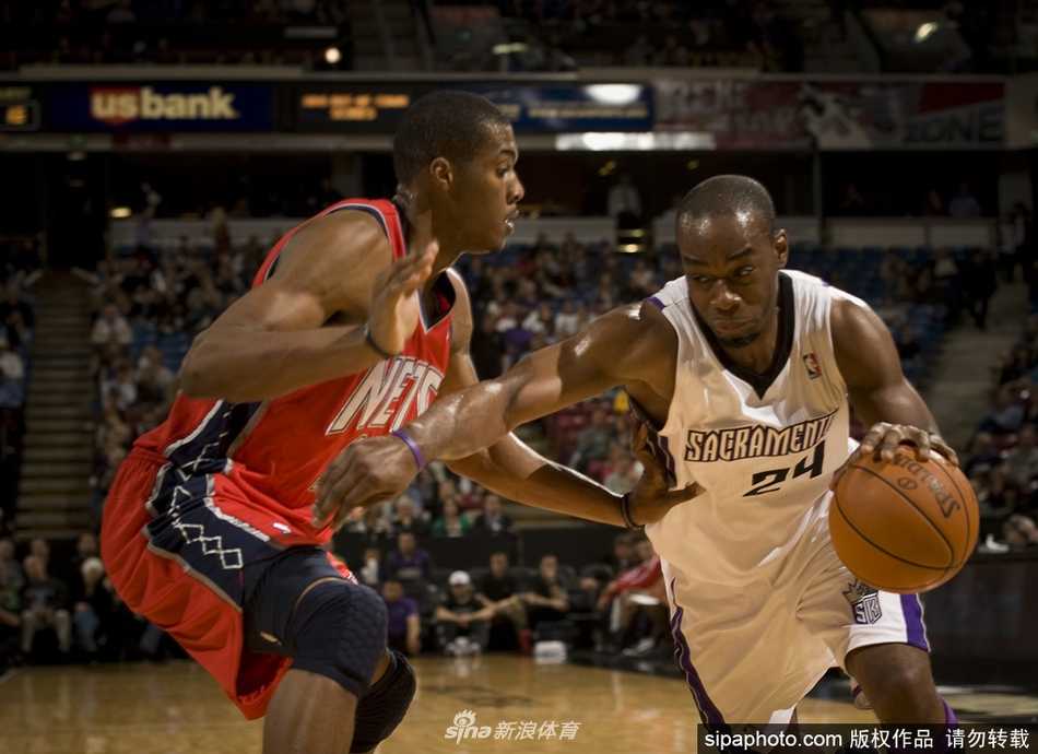 休城“神鸟”永不降落,卡尔·兰德里NBA生涯的热血与荣光 身披76人战袍的兰德里神情坚毅,即便在生涯后期,他依然保持着职业球员的素养,用每一次训练和比赛诠释着对篮球的热爱。