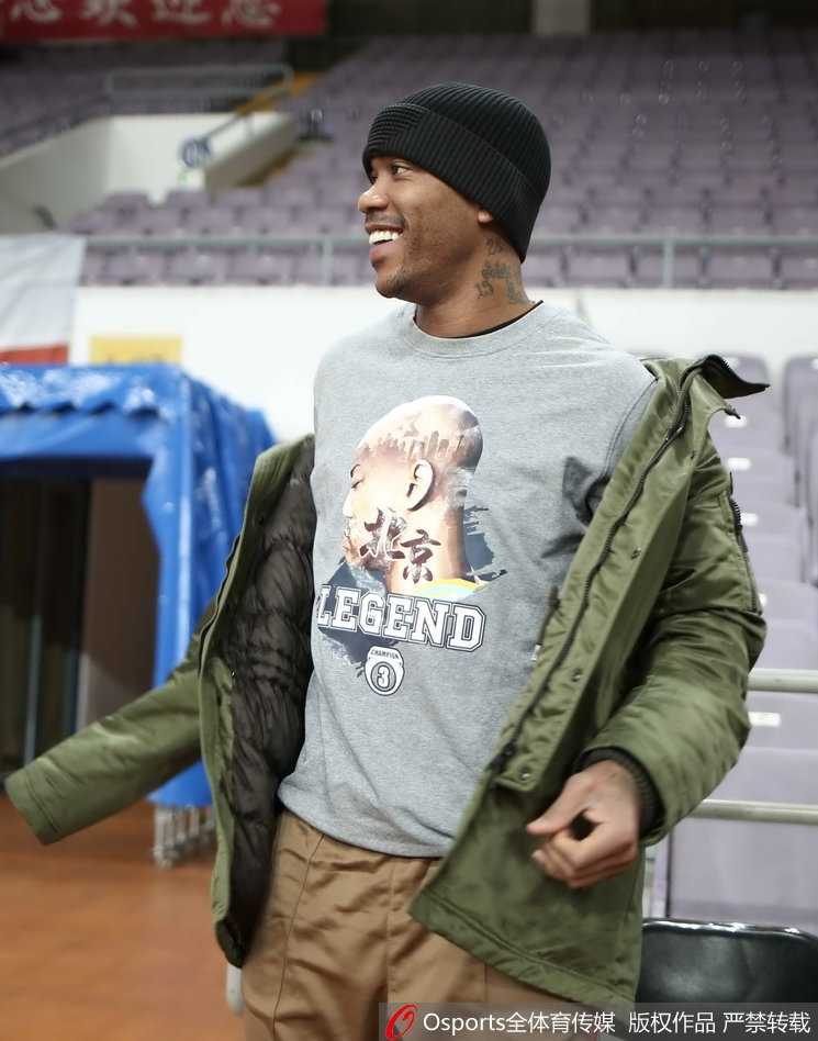 马布里在拉伸放松时表情搞怪，放松的心态背后是钢铁般的意志，他用笑容掩盖着对奋战了二十二年的赛场的不舍。