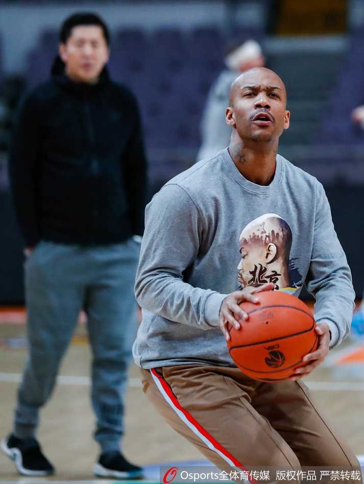 最后一次赛前训练的尾声，马布里低头沉思，仿佛在向这片熟悉的场地默默告别，明日之后这里将再无他奔跑的身影。