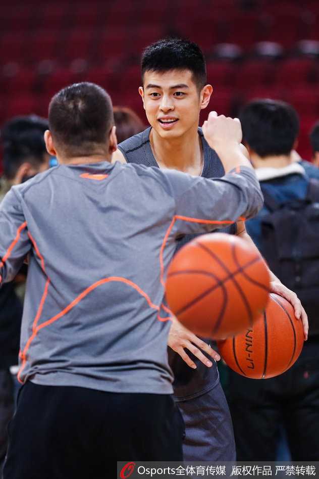伤愈复出带伤请战 翟晓川全勤训练备战辽篮 休息间歇,翟晓川低头整理护具,眼神中透露出对比赛的渴望