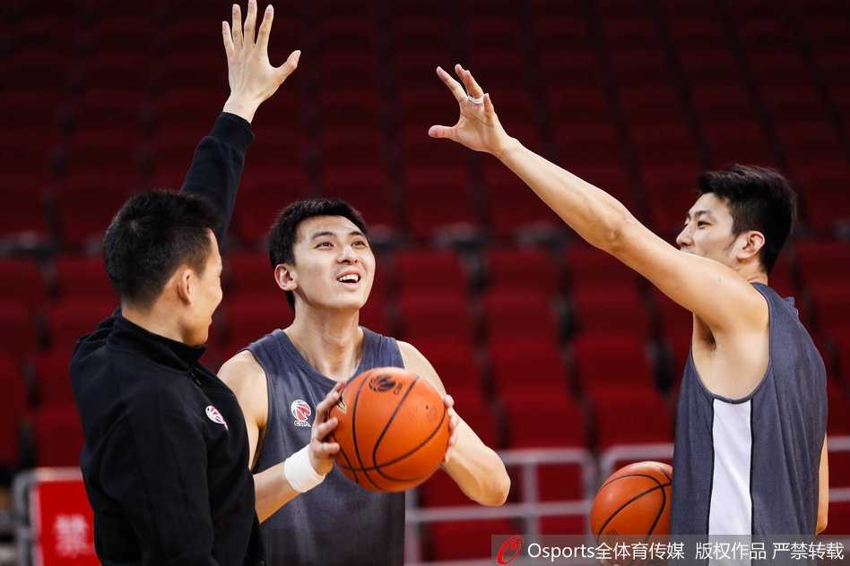 伤愈复出带伤请战 翟晓川全勤训练备战辽篮 投篮训练环节,翟晓川跳起出手,篮球在空中划出优美弧线