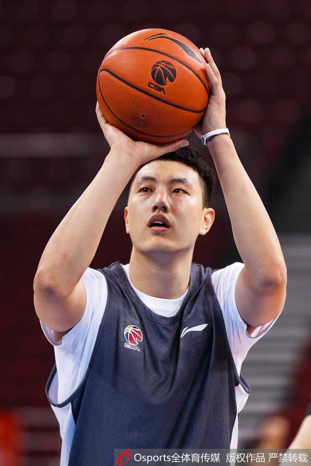 伤愈复出带伤请战 翟晓川全勤训练备战辽篮 翟晓川眼神坚毅,热身运动中目光如炬紧盯篮筐