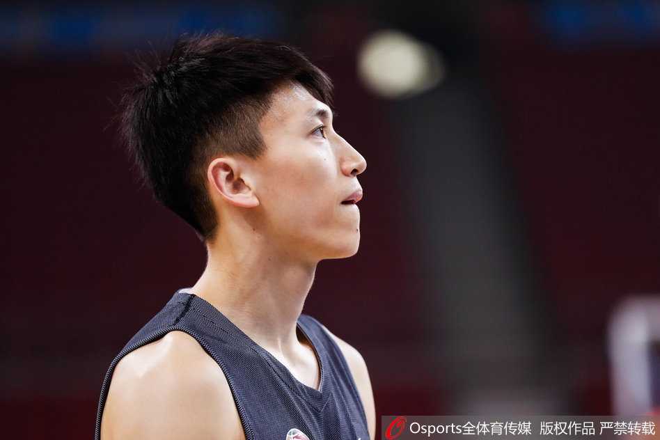 伤愈复出带伤请战 翟晓川全勤训练备战辽篮 训练尾声,翟晓川在队友簇拥下拉伸放松,脸上露出轻松笑容