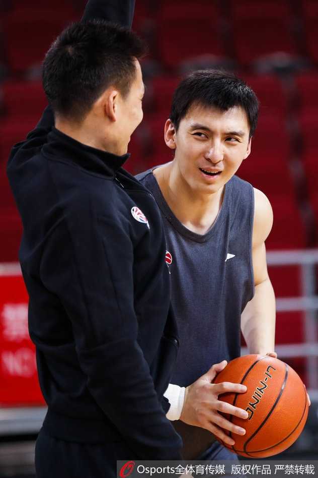 伤愈复出带伤请战 翟晓川全勤训练备战辽篮 汗水浸湿训练服,翟晓川拉伸韧带时神情专注而坚韧