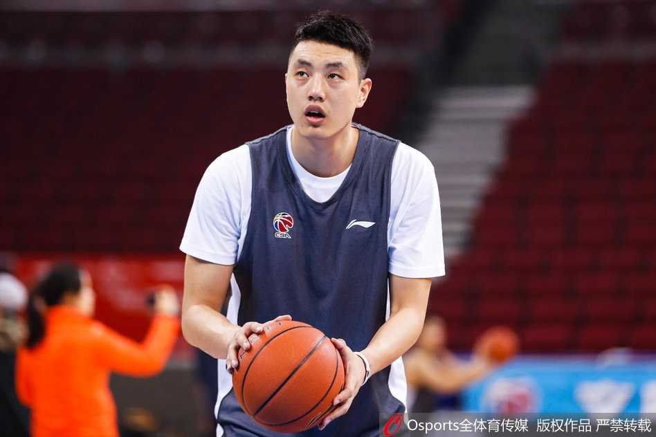 伤愈复出带伤请战 翟晓川全勤训练备战辽篮 雅尼斯教练双手比划战术,翟晓川与其他队友围拢倾听聚精会神