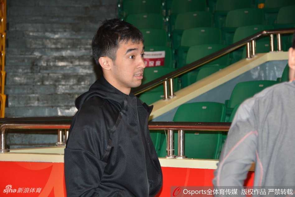 伤病侵袭下的铁军仍在坚守:八一男篮迎战山东力求终结连败 年轻的内线球员付豪在内线卡位练习中格外卖力,面对前辈们留下的辉煌与现实的困境,他用一次次肌肉碰撞的闷响回应着外界的质疑,试图用稚嫩的肩膀扛起球队的内线重任。