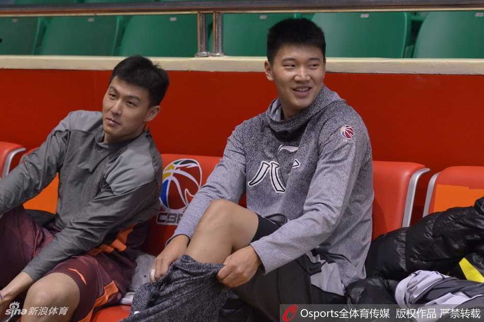 伤病侵袭下的铁军仍在坚守:八一男篮迎战山东力求终结连败 训练间隙,球员们聚拢在一起,目光坚毅地聆听着教练的战术布置,虽然年轻的面庞上还带着些许青涩,但眼神中透出的那股不服输的劲头,正是八一男篮代代相传的军旅之魂。