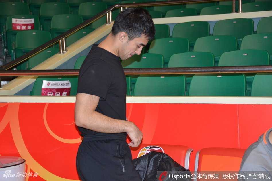 伤病侵袭下的铁军仍在坚守:八一男篮迎战山东力求终结连败 全场比赛结束,灯光渐暗,八一球员们列队向寥寥无几但依然坚守的客场球迷致意,他们疲惫的身影在空旷的球馆中显得格外孤独,但那挺直的脊梁却如同军旗一般,虽历经风雨却永不倒下。