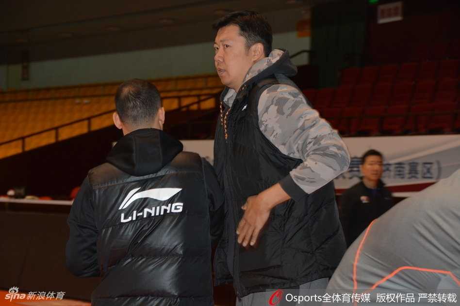 伤病侵袭下的铁军仍在坚守:八一男篮迎战山东力求终结连败 队长雷蒙在三分线外张手命中,篮球划过一道美妙的弧线穿网而过,他那握紧拳头的瞬间,仿佛要将整个球队扛在肩上,试图用自己的得分撕开对手的防线,为球队点燃一丝胜利的曙光。