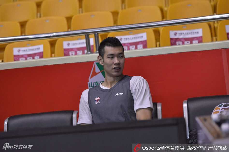 伤病侵袭下的铁军仍在坚守:八一男篮迎战山东力求终结连败 在空荡的球馆穹顶灯光聚焦下,八一队员们正进行着赛前最后的冲刺,每一次跑位和传接球都凝聚着对胜利的渴望,汗水早已浸透的球衣在灯光下闪闪发亮。