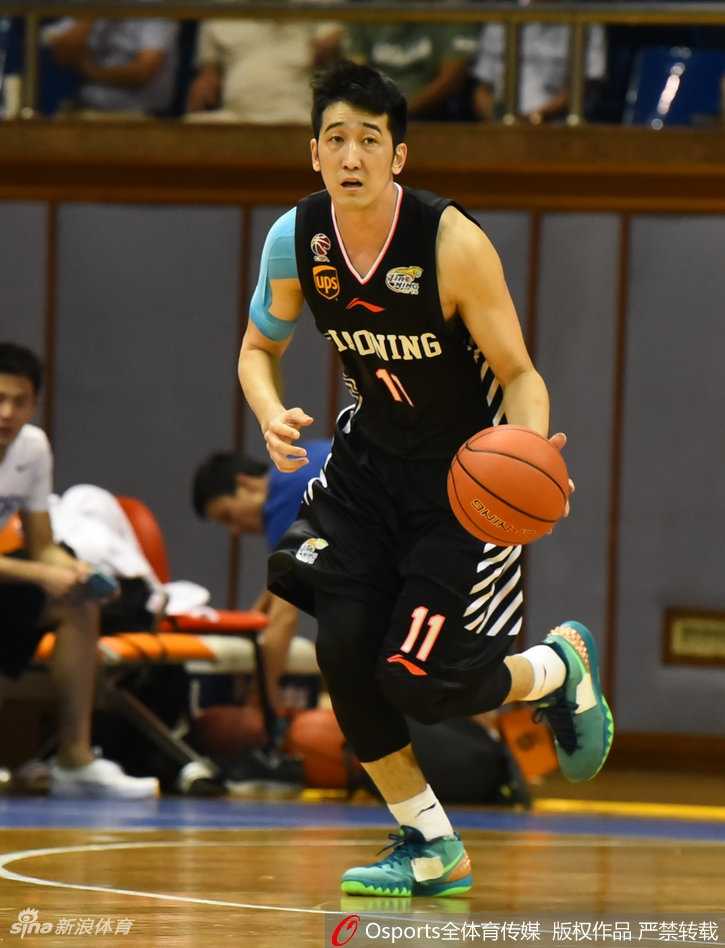 伤病潮下的新生力量 中国男篮红队世预赛十二人全新阵容出击 丁彦雨航身披国家队战袍,眼神坚毅凝视前方,作为核心领袖他将在锋线上扛起中国男篮的进攻大旗。