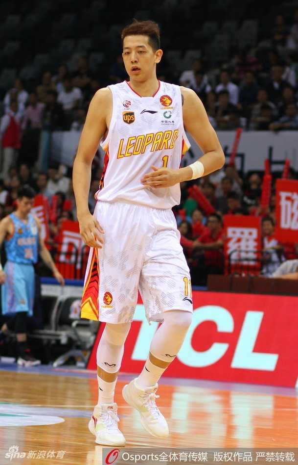 伤病潮下的新生力量 中国男篮红队世预赛十二人全新阵容出击 阿不都沙拉木在赛场上高高跃起拼抢篮板,身体舒展姿态轻盈,展现出中国男篮新生代锋线的活力与天赋。