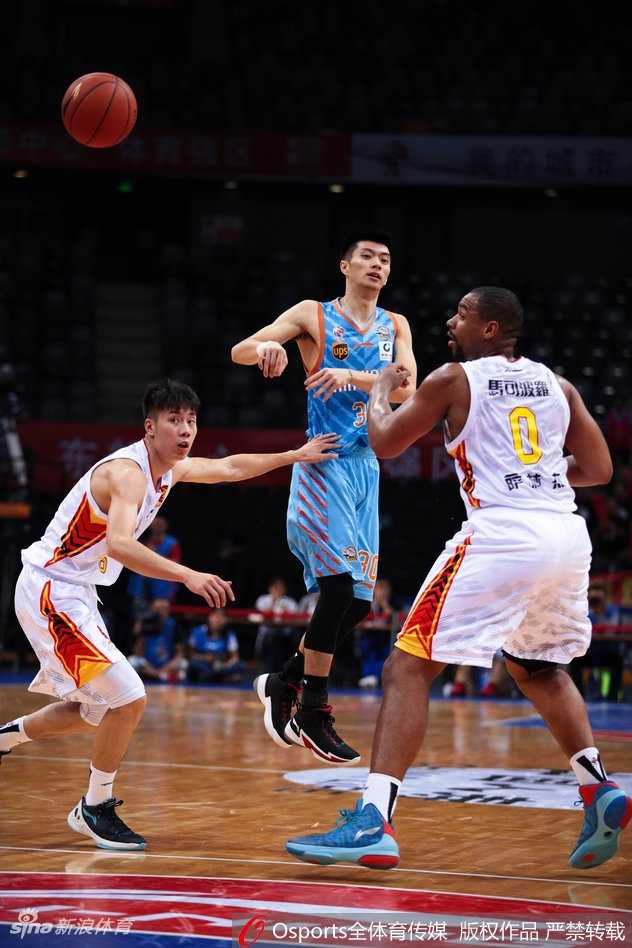 伤病潮下的新生力量 中国男篮红队世预赛十二人全新阵容出击 方硕在比赛中运球推进,目光如炬寻找队友,作为北京队的后场大脑他将承担起串联全队的重任。