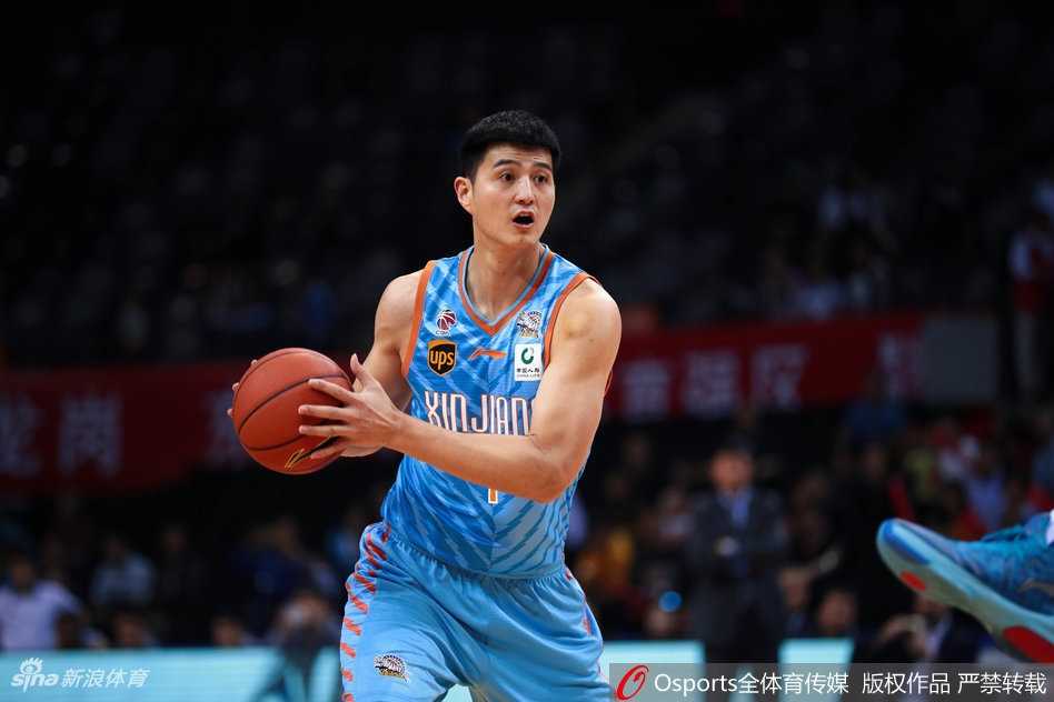 伤病潮下的新生力量 中国男篮红队世预赛十二人全新阵容出击 内线悍将王哲林在低位持球强攻,肌肉线条分明,眼神中透露出在内线翻江倒海、统治禁区的决心。