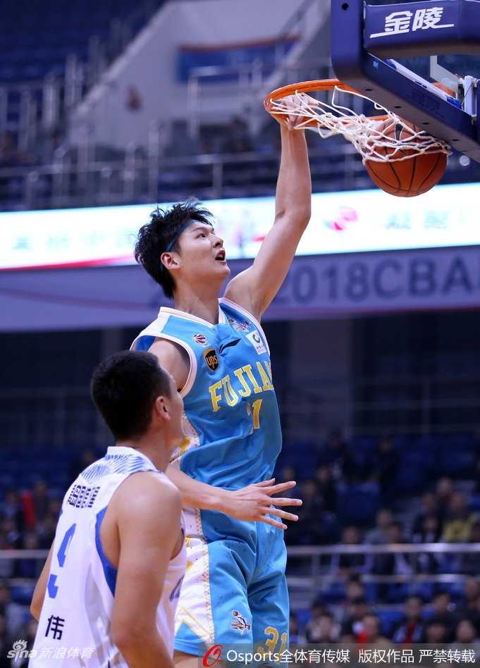 伤病潮下的新生力量 中国男篮红队世预赛十二人全新阵容出击 西热力江在防守端紧贴对手,表情专注而凶狠,标志性的强硬防守将是中国男篮外线最坚固的屏障。