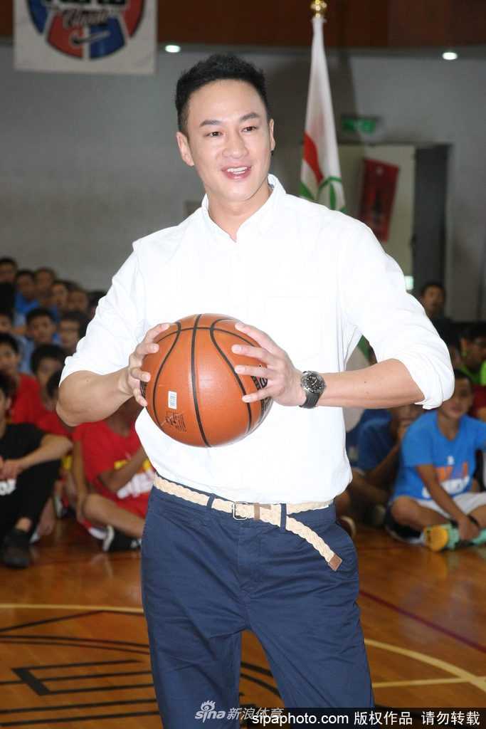 何润东一身休闲装扮亮相台北体育馆，为篮球小联盟邀请赛帅气揭幕，脸上洋溢着对篮球的无限热情。