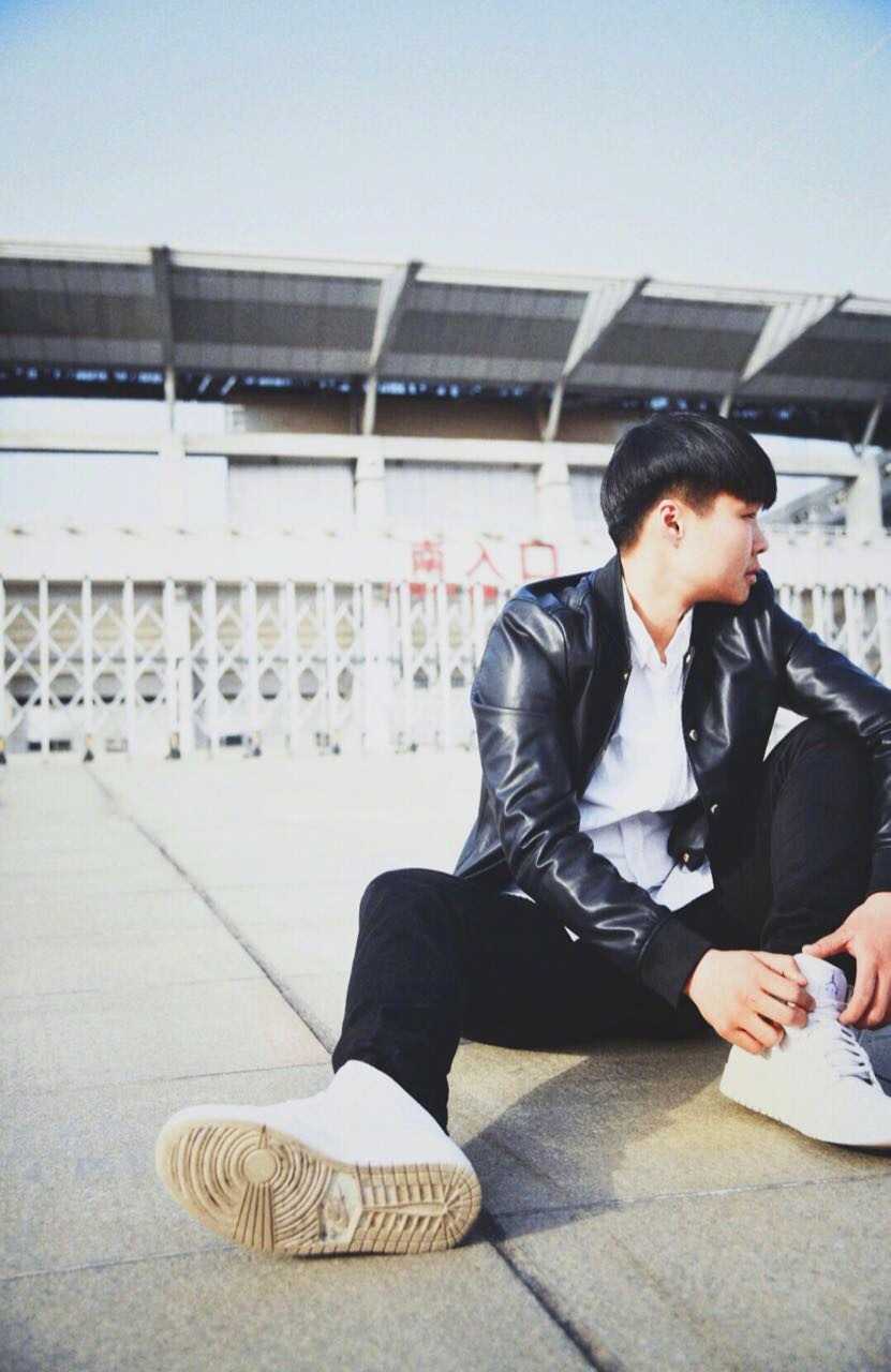 余诺然:从江苏财会职场英语挑战赛走出的闪耀之星 深夜的教室里,余诺然独自坐在课桌前,台灯的光晕笼罩着她认真修改作文的身影。