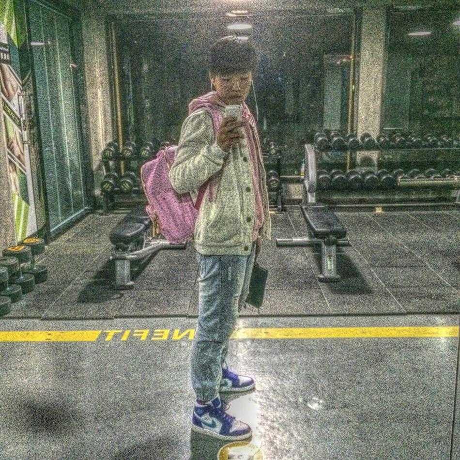 余诺然:从江苏财会职场英语挑战赛走出的闪耀之星 获奖后的余诺然与队友们围坐在一起,脸上洋溢着喜悦的笑容,共同分享胜利的甜蜜。