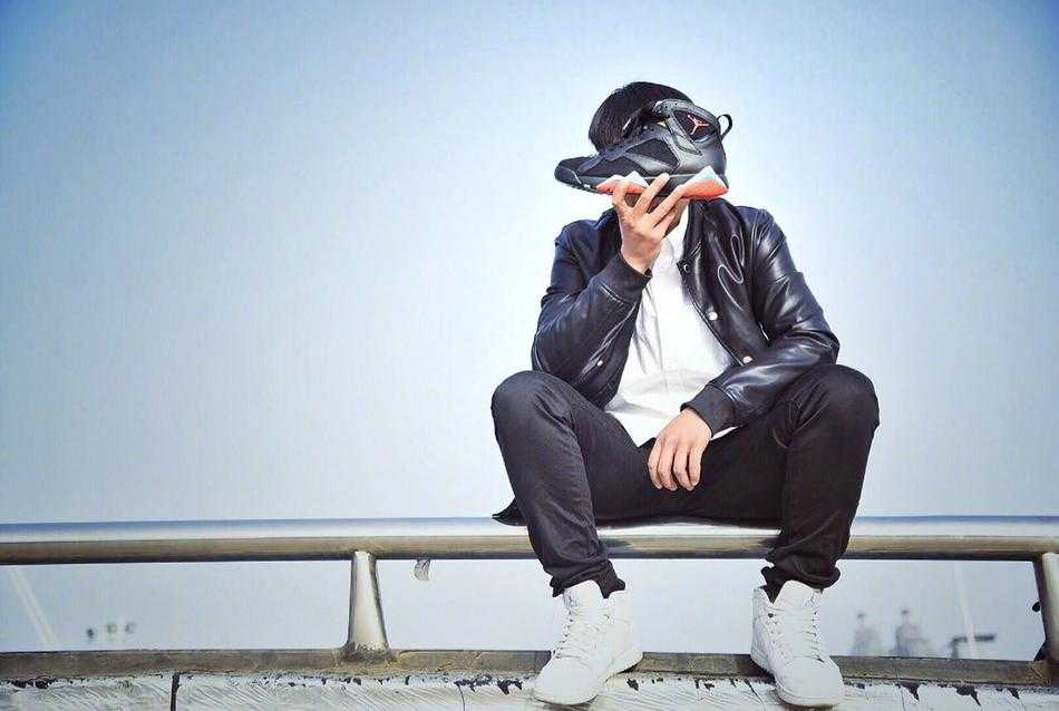 余诺然:从江苏财会职场英语挑战赛走出的闪耀之星 余诺然在赛场外手持参赛证件,自信微笑,青春的气息扑面而来。