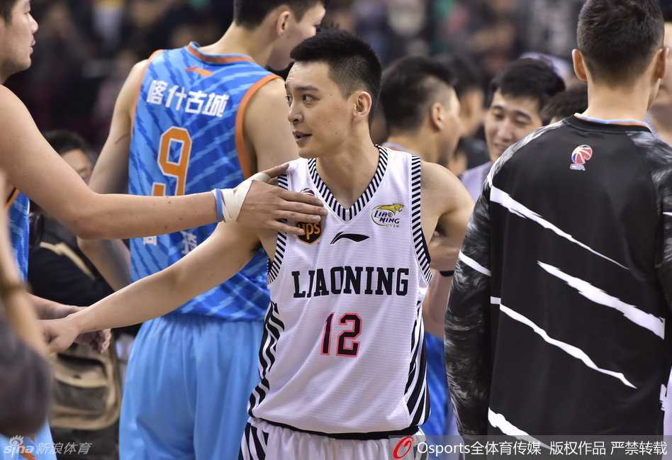 催泪回顾:疆辽大战背后的兄弟情,周琦拥抱兰多夫,郭士强寄语成永恒 辽宁队奇兵刘志轩赛后与新疆队员击掌致意,输球不输人,展现了极佳的体育风度。
