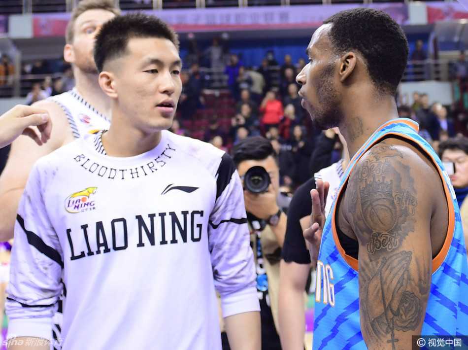 催泪回顾:疆辽大战背后的兄弟情,周琦拥抱兰多夫,郭士强寄语成永恒 场边神情落寞的郭艾伦与新疆外援亚当斯进行短暂交流,一个是因伤缺阵的球队灵魂,一个是杀死比赛的关键先生。