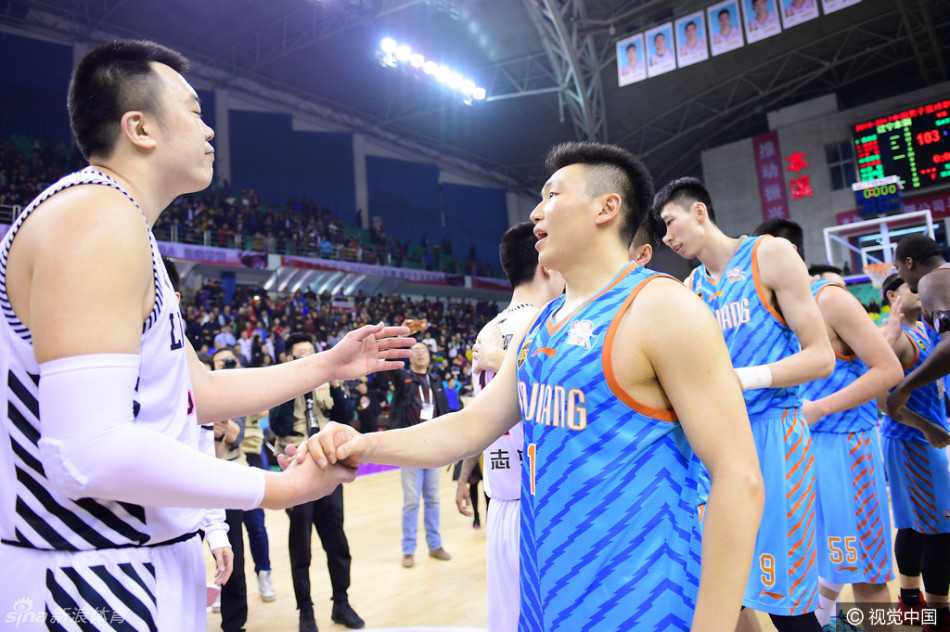 催泪回顾:疆辽大战背后的兄弟情,周琦拥抱兰多夫,郭士强寄语成永恒 比赛结束后,周琦深情拥抱带伤作战的辽宁外援兰多夫,英雄惜英雄的瞬间令人动容。