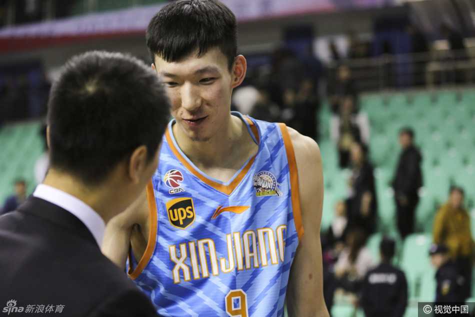 催泪回顾:疆辽大战背后的兄弟情,周琦拥抱兰多夫,郭士强寄语成永恒 辽宁巨塔韩德君与“中国勒布朗”李根在禁区肌肉碰撞,力量与力量的对抗火星四溅。