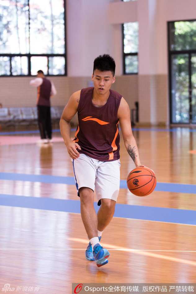 元旦大战广东击退上海 布泽尔硬仗正名老将撑场 小将赵睿在训练间隙认真聆听指导,眼神专注而坚定,仿佛随时准备踏上战场,去撕咬对方的头号得分手。