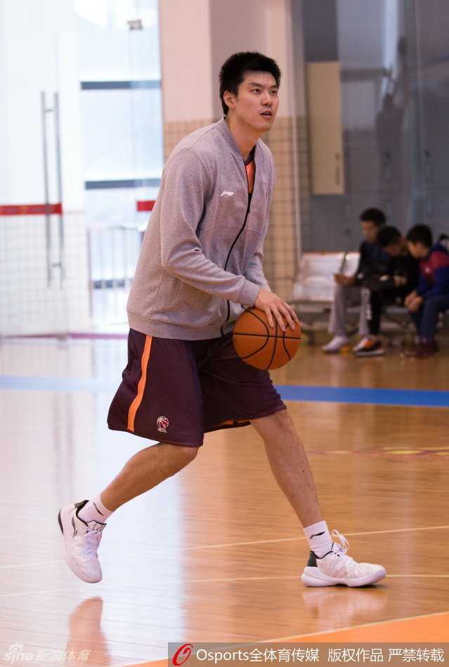 元旦大战广东击退上海 布泽尔硬仗正名老将撑场 董瀚麟在训练中上演单手劈扣,力量十足,旁边的队友纷纷侧目,这位内线悍将用这样的方式宣告自己做好了准备。