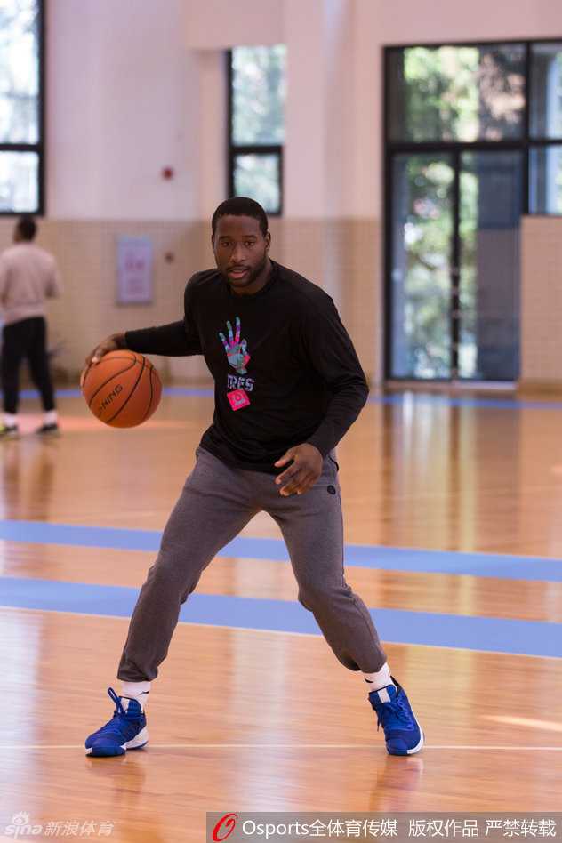 元旦大战广东击退上海 布泽尔硬仗正名老将撑场 布泽尔在训练中仔细打磨着自己的投篮技术,篮球在空中划出一道熟悉的弧线,这位老将正用汗水试图击碎所有质疑。