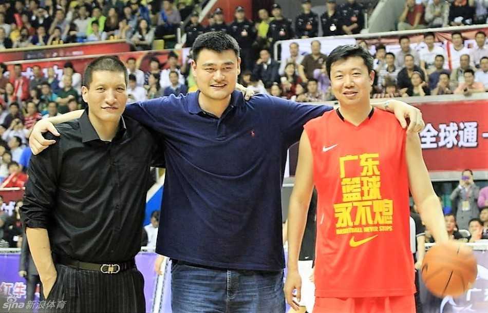 兄弟齐心共筑中国篮球梦想 身披休斯顿火箭队战袍的姚明,在NBA的赛场上用一记标志性的转身跳投向世界展示着“中国高度”,这是无数中国球迷青春记忆里的经典画面。