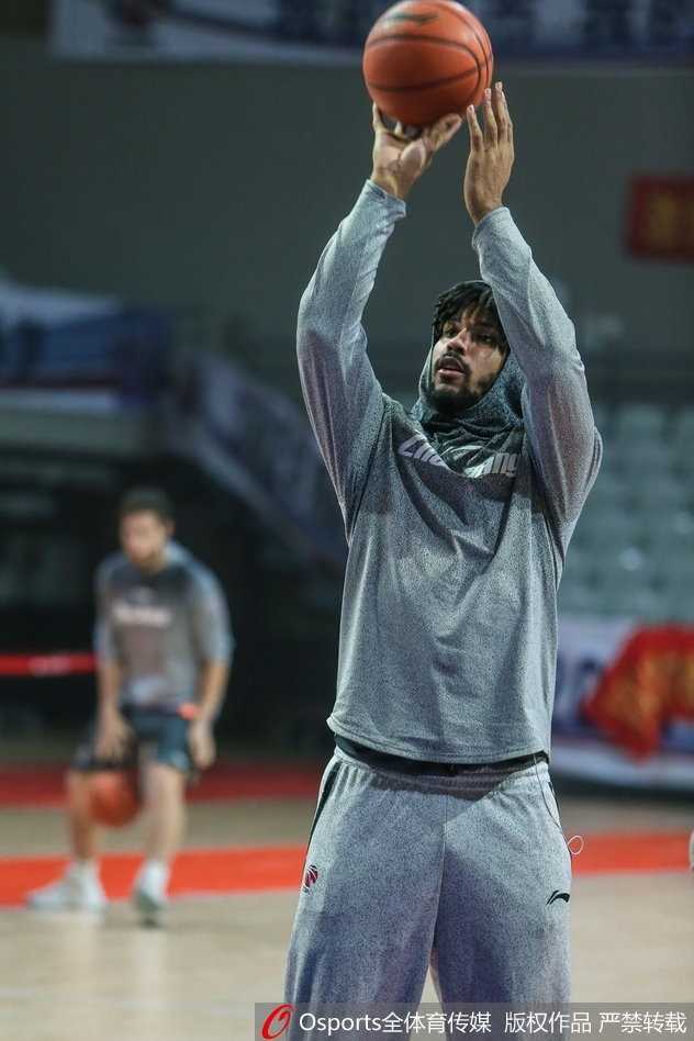 光影之间定格永恒的力量 体操选手空中转体身体线条优美如燕展翅动作舒展与器械形成完美几何构图